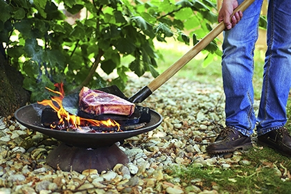 Steaks auf der Schaufel mit Chuckwagon Chile.