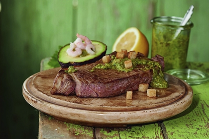 Rumpsteak mit Salsa verde.