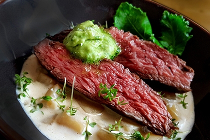 CULT BEEF Flanksteak mit Kohlrabi-Ragout und Liebstöckelbutter