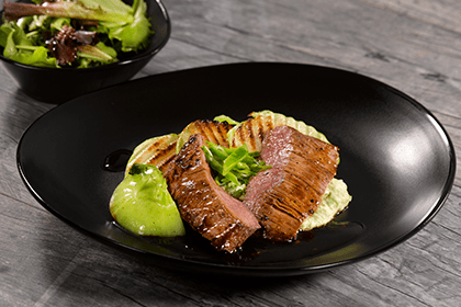 Flanksteak mit Kohlrabi und Erbsenpüree.