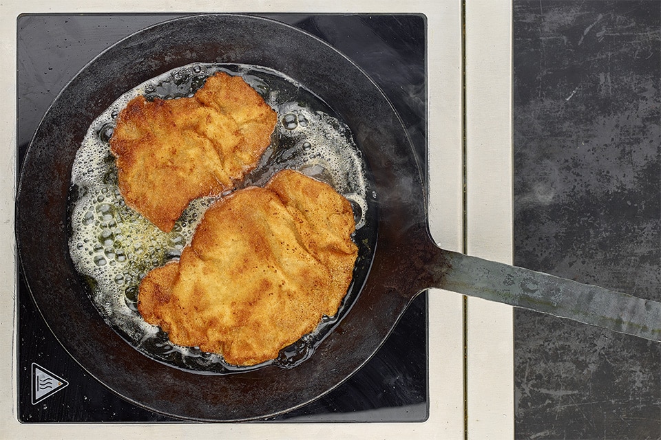 Rindfleisch, das in heißem Fett gebacken wird.