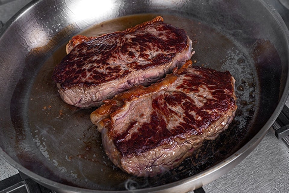 Rindfleisch, das gerade in der Pfanne kurzgebraten wird.