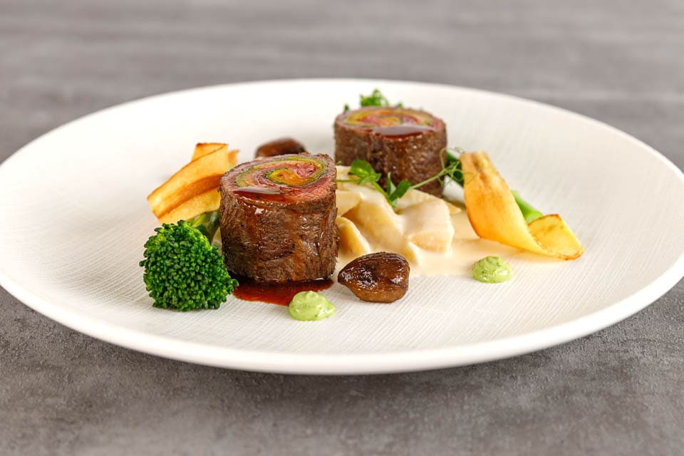 Flat-Iron-Steak-Rolle von der Kalbin mit Pastinakenragout, Brokkoli und Maroni